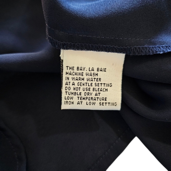 Elegant Blouse With Feminine Ruffled Front And Cuffs - Picture 5 of 6